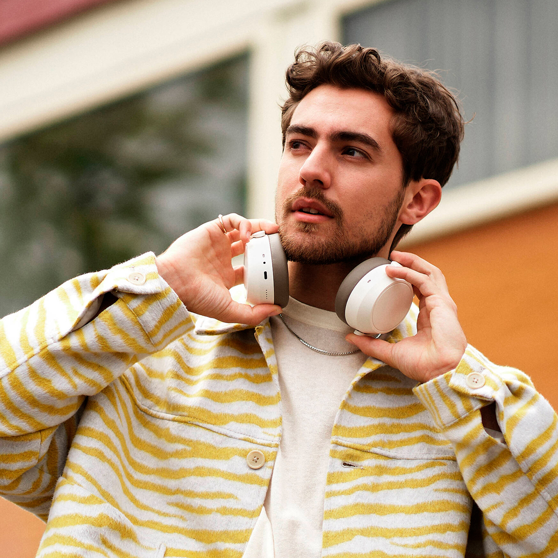 Накладні навушники Sennheiser Momentum 4 Graphite Wireless (700383